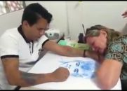 Mãe se emociona ao ver Médium desenhando o retrato do filho desencarnado!