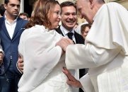 Papa Francisco liga para mulher que ia abortar e se oferece para ser padrinho - Conheça essa emocionante história