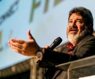 Você não é obrigado a que gostar de todo mundo, mas tem o dever de respeitar a todos - Mario Sérgio Cortella