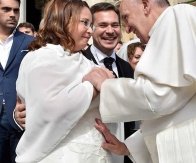 Papa Francisco liga para mulher que ia abortar e se oferece para ser padrinho - Conheça essa emocionante história