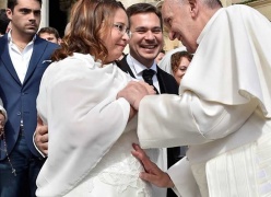 Papa Francisco liga para mulher que ia abortar e se oferece para ser padrinho - Conheça essa emocionante história