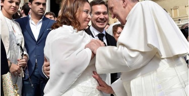 Papa Francisco liga para mulher que ia abortar e se oferece para ser padrinho - Conheça essa emocionante história