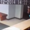 Vídeo mostra mulher supostamente sendo empurrada por um 